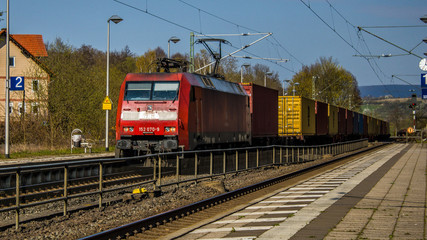 Fototapeta na wymiar Güterzug der DB Cargo bei der Durchfahrt des Bahnhofes Reichensachsen -Nordhessen -Deutschland