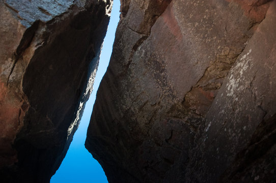 zdjęcie przedstawiające skałę  w g&oacute;rach Hiszpanii  w słońcu wiosną. teren wspinaczkowy bouldering
