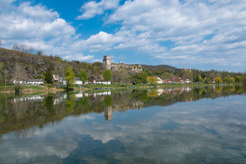 Fototapeta na wymiar Burgenlandschaft Weitenegg in der Wachau spiegelt im Donausee