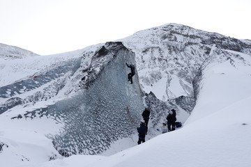 アイスランドの氷山の一角でアイスクライミングに挑戦。