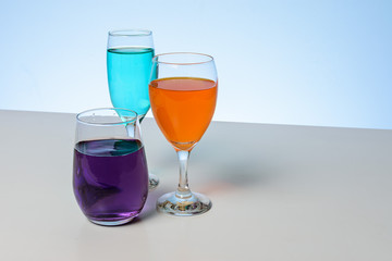 Copas con zumo de colores y espacio en blanco lateral