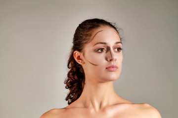 Obraz premium young woman with signs for contouring make up