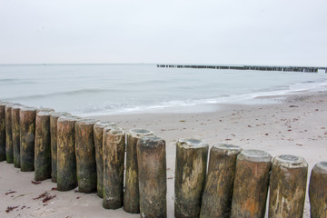 Naklejka premium Beach in Rostock City with groynes (in german Buhnen) Background
