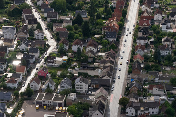 Naklejka premium Luftbild: Verkehrsadern in einer Stadt an der hessischen Bergstrasse
