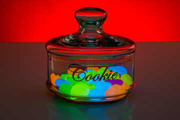 Piedras fluorescentes en un tarro de galletas