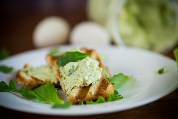 green bread spread of arugula, curds and eggs with fried toast