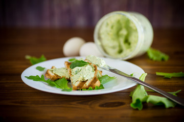 green bread spread of arugula, curds and eggs with fried toast