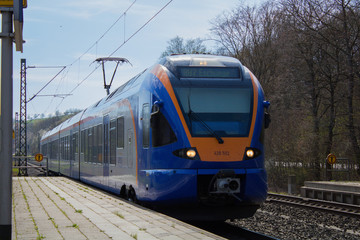 Fototapeta na wymiar Ein Zug der Cantus Verkehrsgesellschaft bei der einfahrt in den Bahnhof Eschwege.