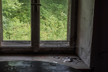 alte muenzen auf einem fensterbrett in einem haus