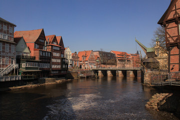 Fototapeta na wymiar Hanseatisches Flair in der Lüneburger Altstadt; An der Ilmanau mit Kran und Stintmarkt