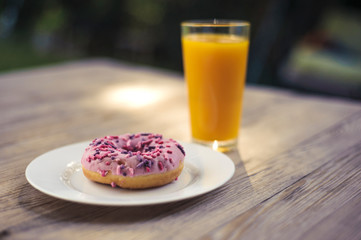 Pączek z szklanką soku