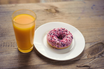 Pączek z szklanką soku