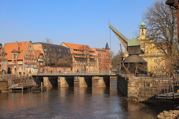 Fototapeta premium Romantisches Lüneburg; Partie an der Ilmenau mit Kran und Kaufhaus