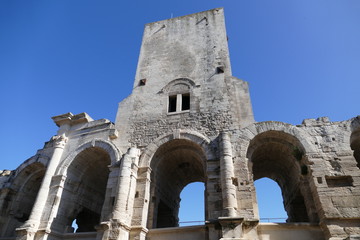 Fototapeta na wymiar Bögen und Turm römisches Amphitheater in Arles / Frankreich