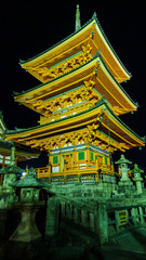 tempel beleuchtet nachts