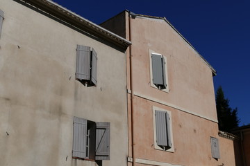 Fototapeta na wymiar Mediterrane Hausfassaden mit geschlossenen Fensterläden