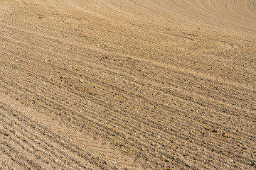 frisch gepflügter trockener Acker
