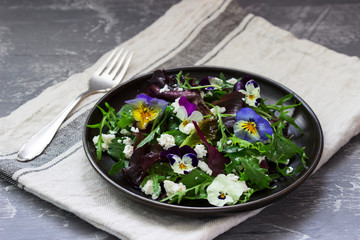 Salad of pansies and herbs seasoned with vegetable oil, lemon juice and spices.