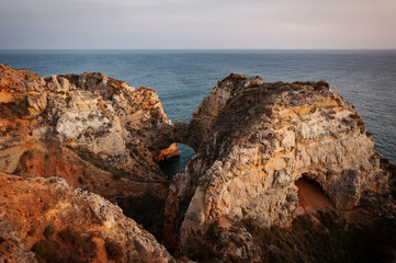 Klifowe wybrzeże Algarve, Ponta da Piedade, Portugalia © Paweł Mielko