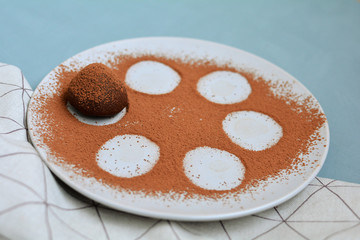 Шоколадные трюфели домашнего приготовления на тарелке 