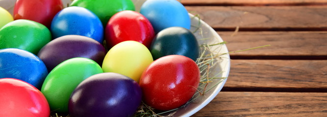 Bunte Ostereier auf einem Holztisch - Frohe Ostern