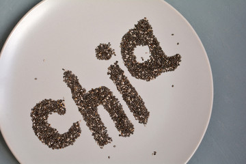 Семена чиа на тарелке в виде слова чиа