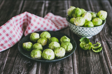 Préparation des choux de Bruxelles sur la table de cuisine
