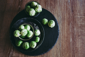 Choux de Bruxelles en cours de préparation dans un plat sur la table de cuisine
