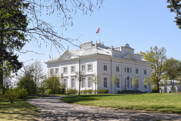 Budynek Pałacu Tyszkiewiczów w Zatroczu - dzielnicy Troków na Litwie, uwieczniony z ogrodu posiadłości