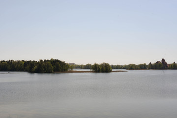 Sielankowy widok na jezioro z tarasu Pałacu Tyszkiewiczów w Zatroczu - dzielnicy Troków na Litwie. 