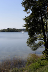 Sielankowy widok na jezioro z tarasu Pałacu Tyszkiewiczów w Zatroczu - dzielnicy Troków na Litwie.