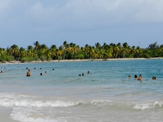 Baignade sur la plage des Salines