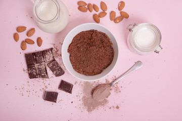 Crema de cacao vegana con ingredientes sobre fondo rosa.