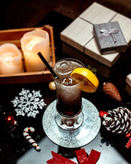 coca cola with ice and lemon