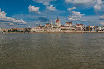 Fototapeta premium Piękny budynek parlamentu w Budapeszcie na Węgrzech