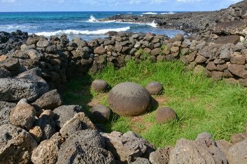 Egg shaped rocks and rock walls next to the sea, Te Pito Kura, Rocks surround other rocks like a bellybutton