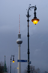 Berliner Fernsehturm bei Dämmerung © grobborg