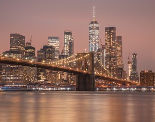 Fototapeta na wymiar Brooklyn Bridge at night in New York City