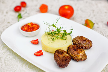 mashed potatoes with cutlets for lunch