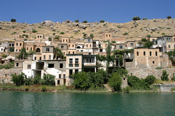 Fototapeta na wymiar Sunken village Savasan in Euphrates River (Firat), Halfeti, Gaziantep, Turkey.