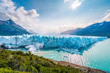 Fototapeten Eis, das am Perito-Moreno-Gletscher im Nationalpark Los Glaciares in der Nähe von El Calafate, Patagonien, Argentinien, Südamerika, ins Wasser stürzt. © R.M. Nunes