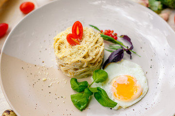 spaghetti with cheese and fried egg