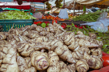 The cubes are tubers originating from Boyacá and are brought by the farmers who grow them every Saturday along with other products to the traditional farmers market to be sold.