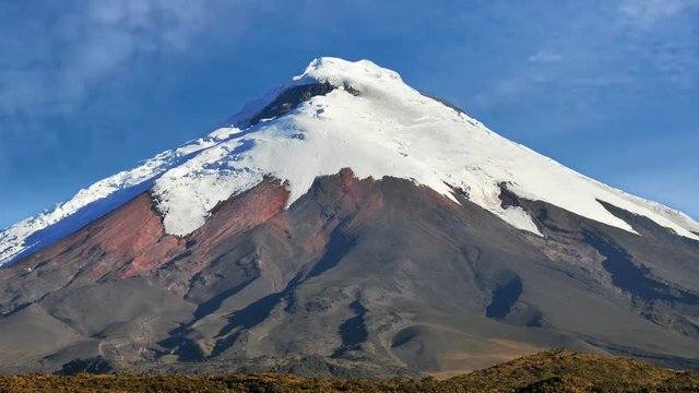 Volc&aacute;n Cotopaxi en los andes del Ecuador