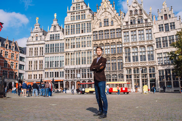 Obraz premium a man on Antwerp square with the city hall and Brabo monument in the Old city,