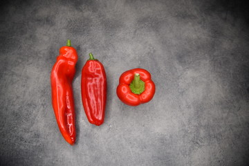 Dreimal Paprika knallrot