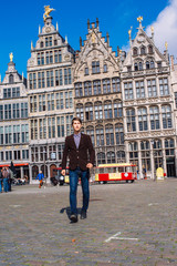 Obraz premium a man on Antwerp square with the city hall and Brabo monument in the Old city,