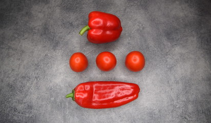 Leuchtend rote Vitamine: Paprika und Tomaten