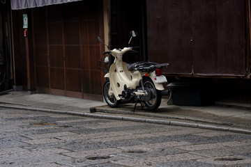 雨上がりの朝・京町屋とオートバイ
