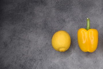 Zweimal Vitamin C in Gelb: Zitrone und  Paprika